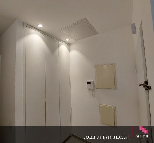 קיר גבס עם ארון ולוח חשמל